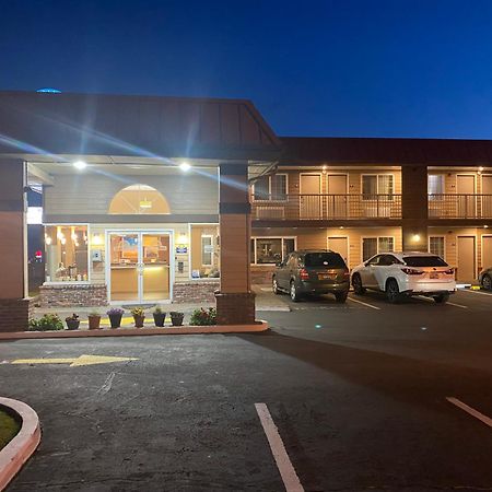 Days Inn By Wyndham Newport Or Buitenkant foto