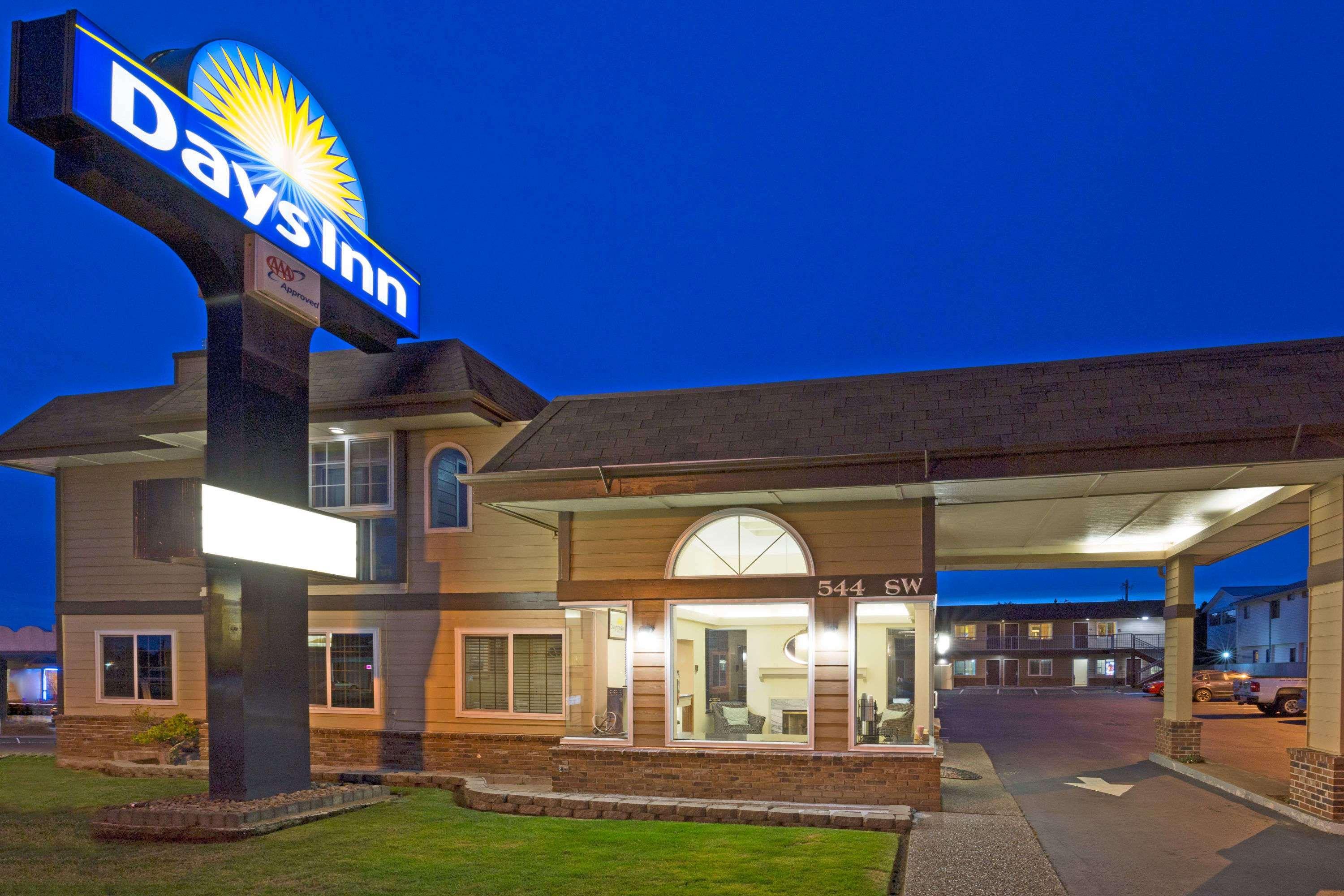 Days Inn By Wyndham Newport Or Buitenkant foto