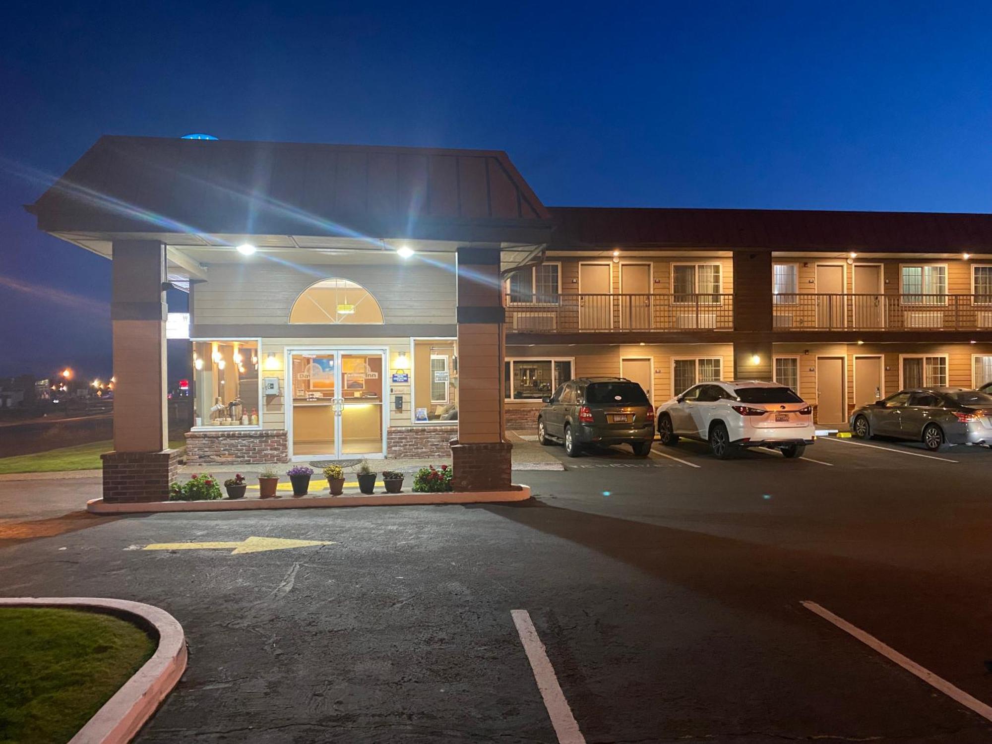 Days Inn By Wyndham Newport Or Buitenkant foto